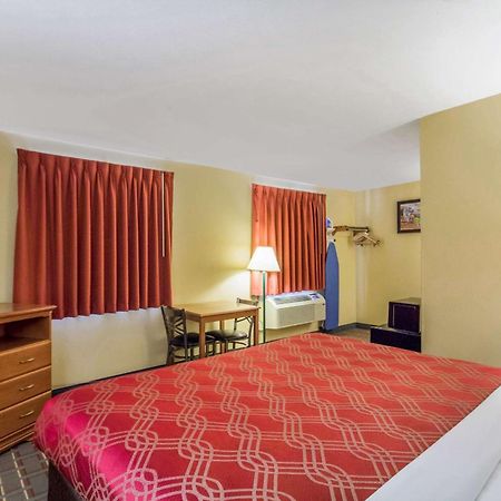 Econo Lodge Lansing - Leavenworth Exterior foto